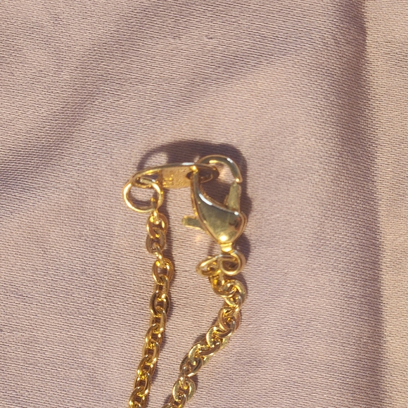 Avon Gold and Cream Floral Pendant Necklace Mothers Day Gift - Picture 4 of 4